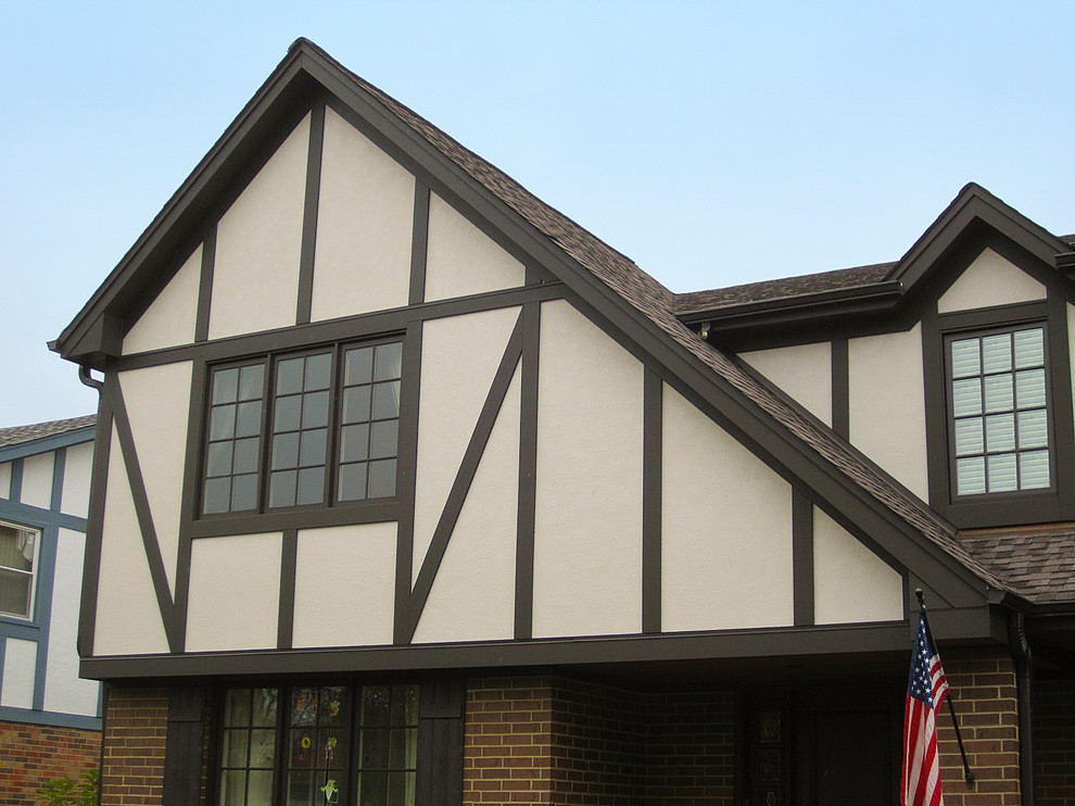 Modelo de fachada de casa beige nórdica de tamaño medio de dos plantas con revestimiento de aglomerado de cemento, tejado a dos aguas y tejado de teja de madera