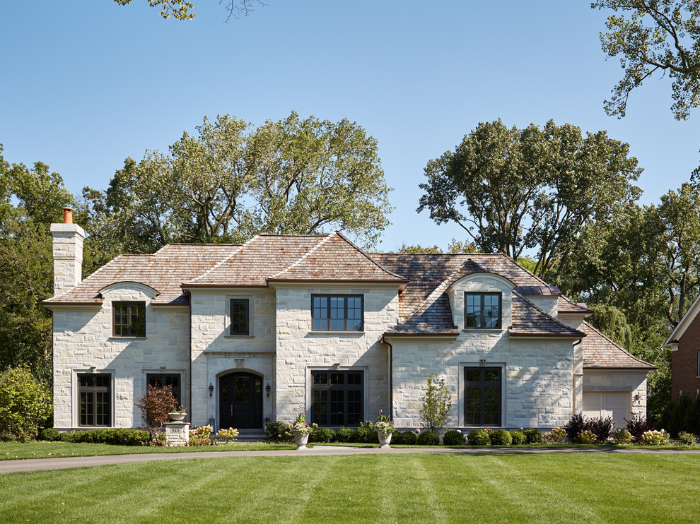 Zweistöckiges Haus mit Steinfassade und beiger Fassadenfarbe in Chicago