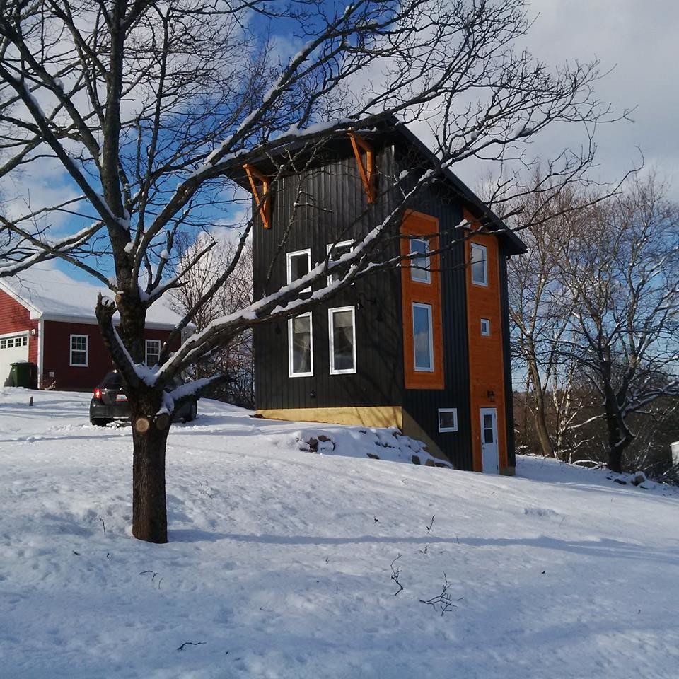 他の地域にある低価格の小さなモダンスタイルのおしゃれな家の外観 (メタルサイディング) の写真