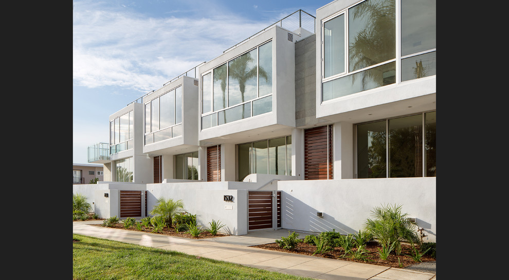 Mittelgroßes, Zweistöckiges Modernes Wohnung mit Putzfassade, weißer Fassadenfarbe, Flachdach und Misch-Dachdeckung in San Diego