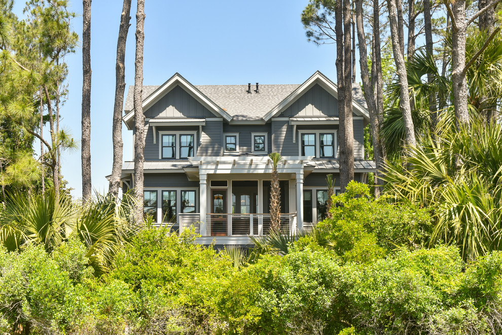 Zweistöckiges Klassisches Einfamilienhaus mit Betonfassade, grauer Fassadenfarbe und Misch-Dachdeckung in Charleston