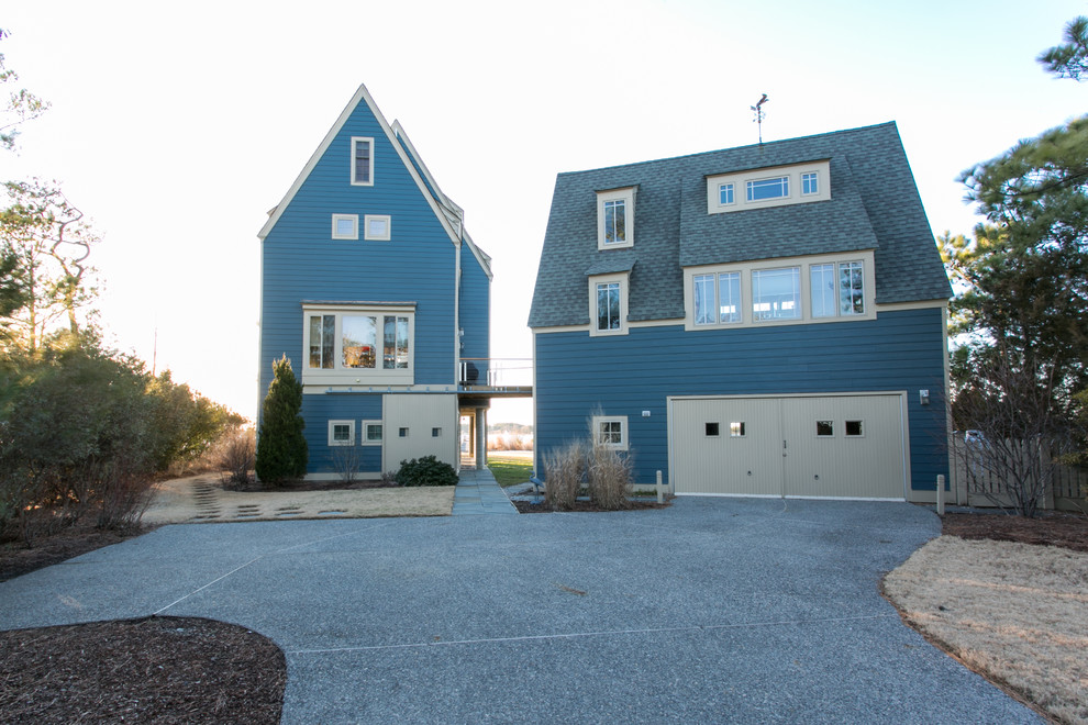 Große, Dreistöckige Moderne Holzfassade Haus mit blauer Fassadenfarbe und Satteldach in Sonstige