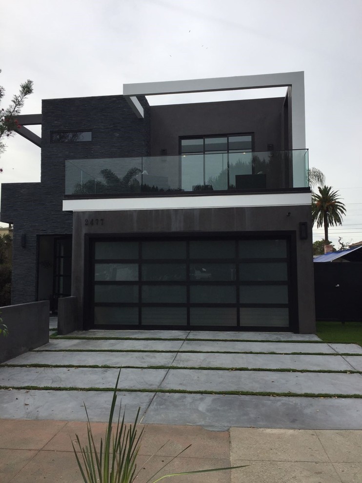 Стильный дизайн: большой, двухэтажный, черный частный загородный дом в стиле модернизм с комбинированной облицовкой, плоской крышей и крышей из смешанных материалов - последний тренд