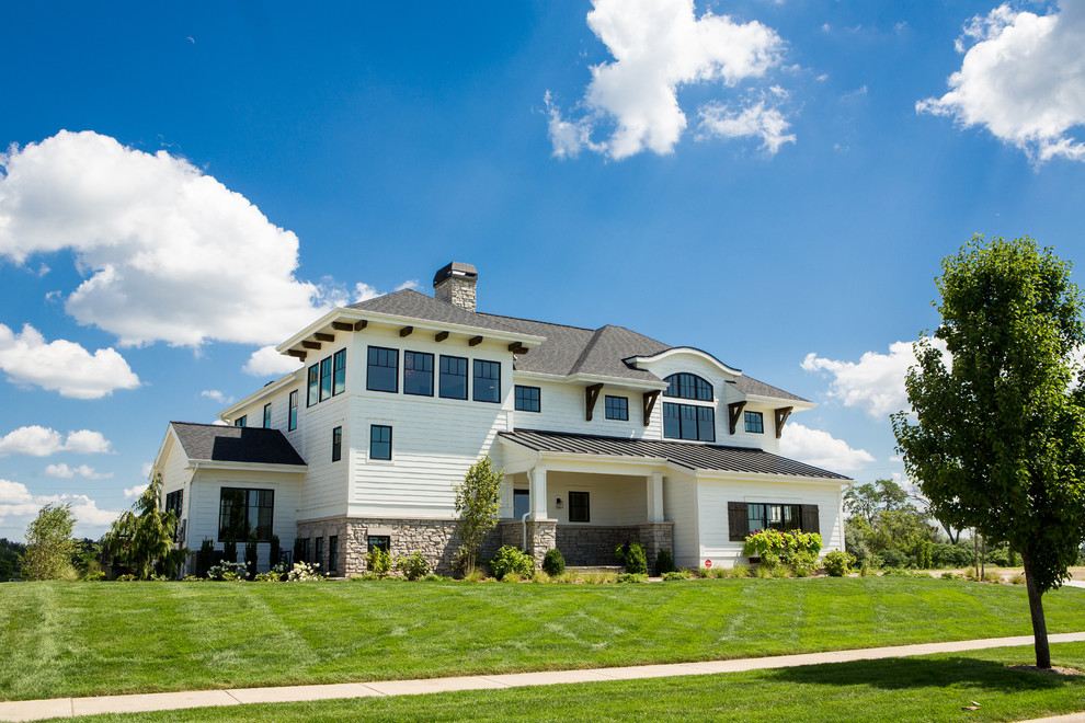 Großes, Zweistöckiges Klassisches Einfamilienhaus mit Faserzement-Fassade, weißer Fassadenfarbe, Walmdach und Schindeldach in Sonstige