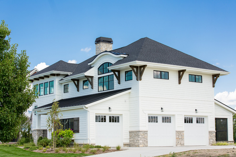 Diseño de fachada de casa blanca tradicional renovada grande de dos plantas con revestimiento de aglomerado de cemento, tejado a cuatro aguas y tejado de teja de madera
