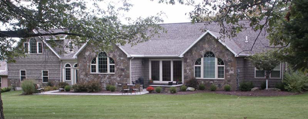 Mittelgroßes Shabby-Style Einfamilienhaus mit Mix-Fassade, grauer Fassadenfarbe und Schindeldach in Sonstige