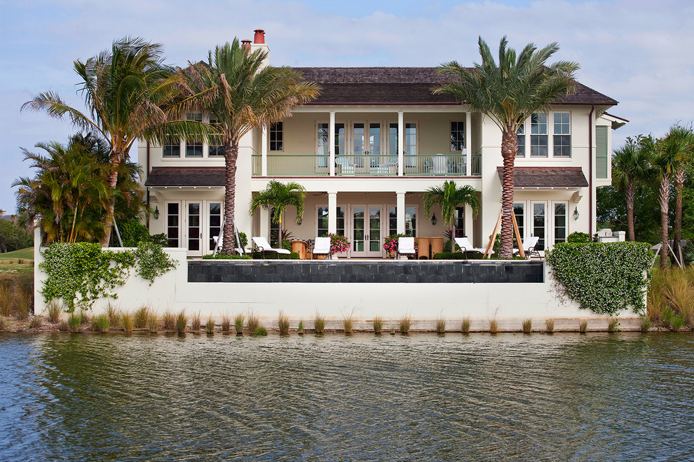 マイアミにあるビーチスタイルのおしゃれな家の外観の写真