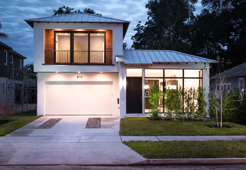 Mittelgroßes, Zweistöckiges Modernes Haus mit Putzfassade, weißer Fassadenfarbe und Walmdach in Austin