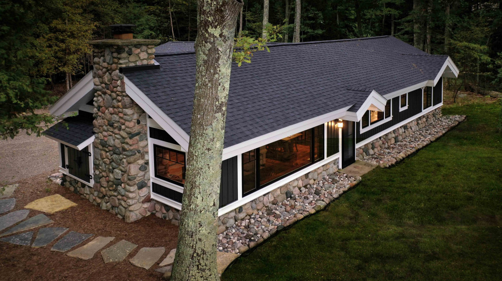 Kleines, Einstöckiges Rustikales Einfamilienhaus mit Vinylfassade, grauer Fassadenfarbe, Schindeldach, grauem Dach und Wandpaneelen in Sonstige