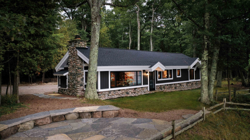 Kleines, Einstöckiges Uriges Einfamilienhaus mit Vinylfassade, grauer Fassadenfarbe, Schindeldach, grauem Dach und Wandpaneelen in Sonstige