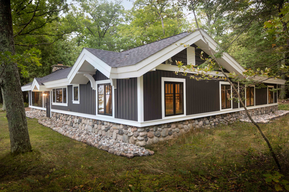 Idées déco pour une petite façade de maison grise montagne en planches et couvre-joints de plain-pied avec un revêtement en vinyle, un toit en shingle et un toit gris.