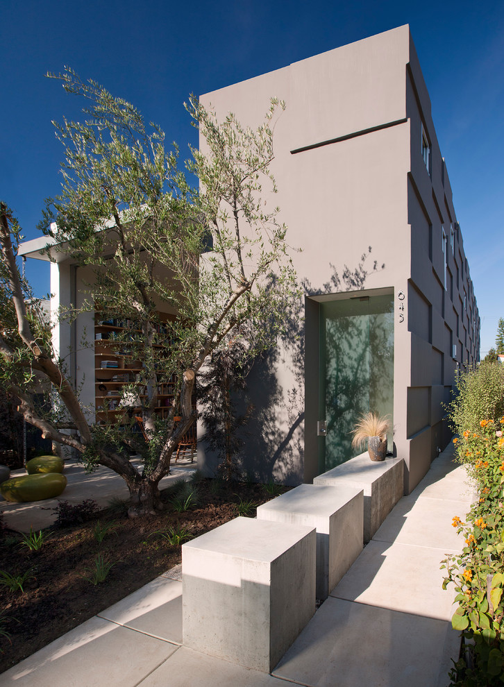 Mittelgroßes, Zweistöckiges Modernes Haus mit Putzfassade, grauer Fassadenfarbe und Flachdach in Los Angeles