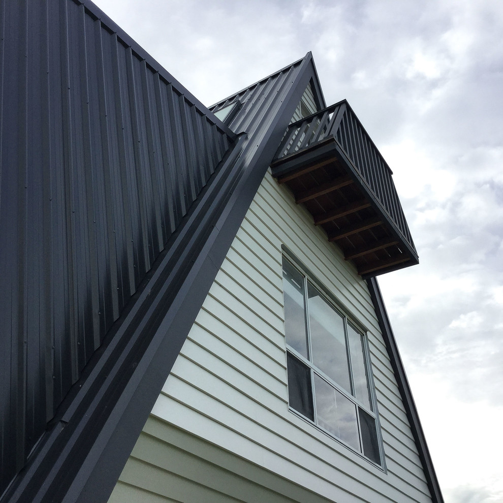 Свежая идея для дизайна: трехэтажный, серый частный загородный дом среднего размера в морском стиле с облицовкой из металла, двускатной крышей и металлической крышей - отличное фото интерьера