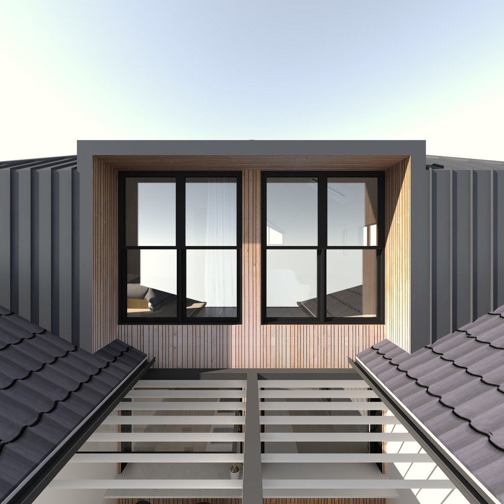Foto della facciata di un appartamento piccolo grigio contemporaneo a tre piani con rivestimento in metallo, tetto a padiglione e copertura mista