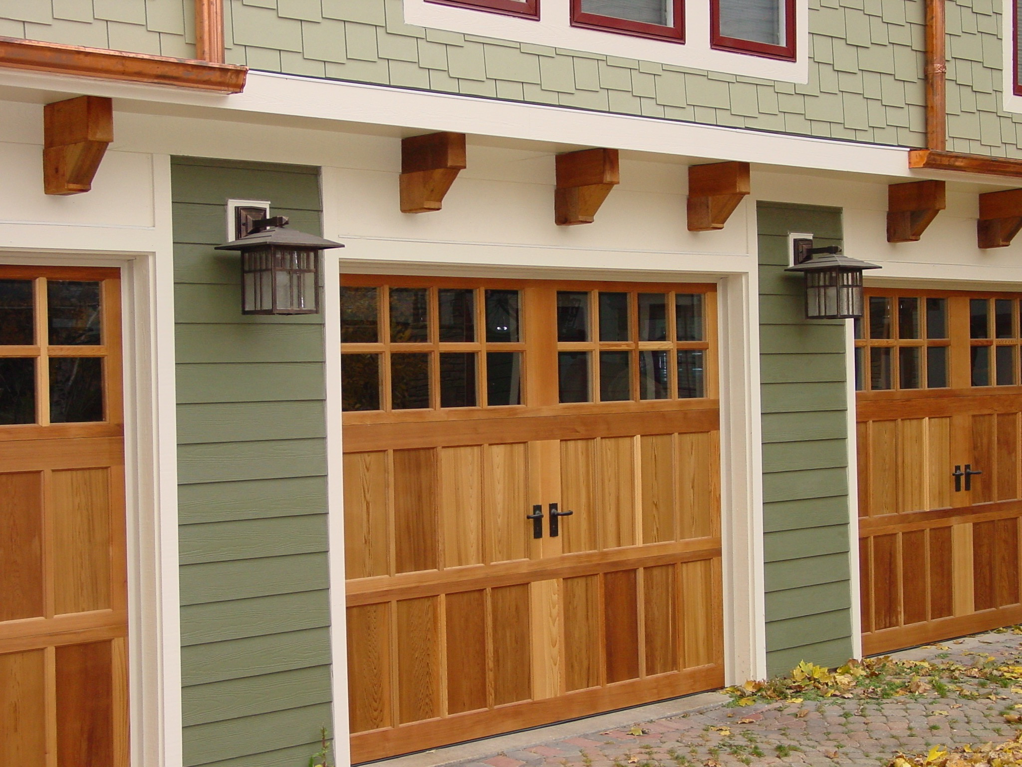 木目調のおしゃれな家の外観 緑の外壁 の画像 21年10月 Houzz ハウズ