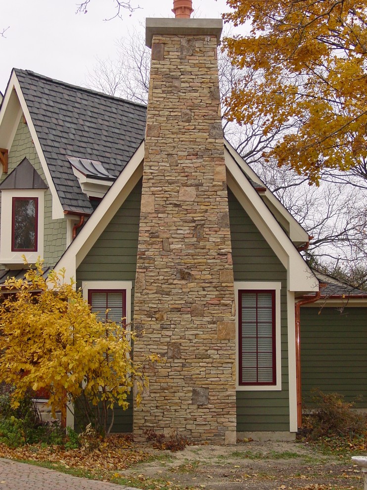 Geräumiges, Zweistöckiges Uriges Einfamilienhaus mit Mix-Fassade, grüner Fassadenfarbe, Satteldach und Misch-Dachdeckung in Chicago
