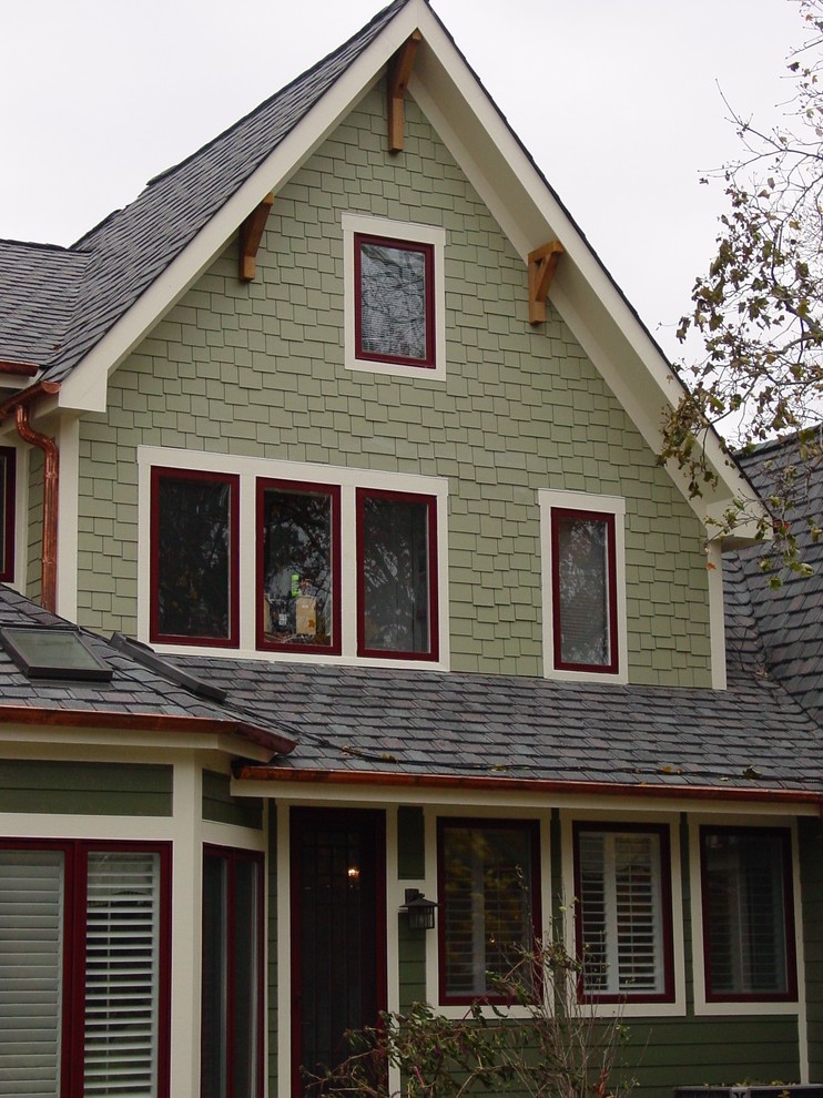 Imagen de fachada de casa verde de estilo americano extra grande de dos plantas con revestimientos combinados, tejado a dos aguas y tejado de varios materiales