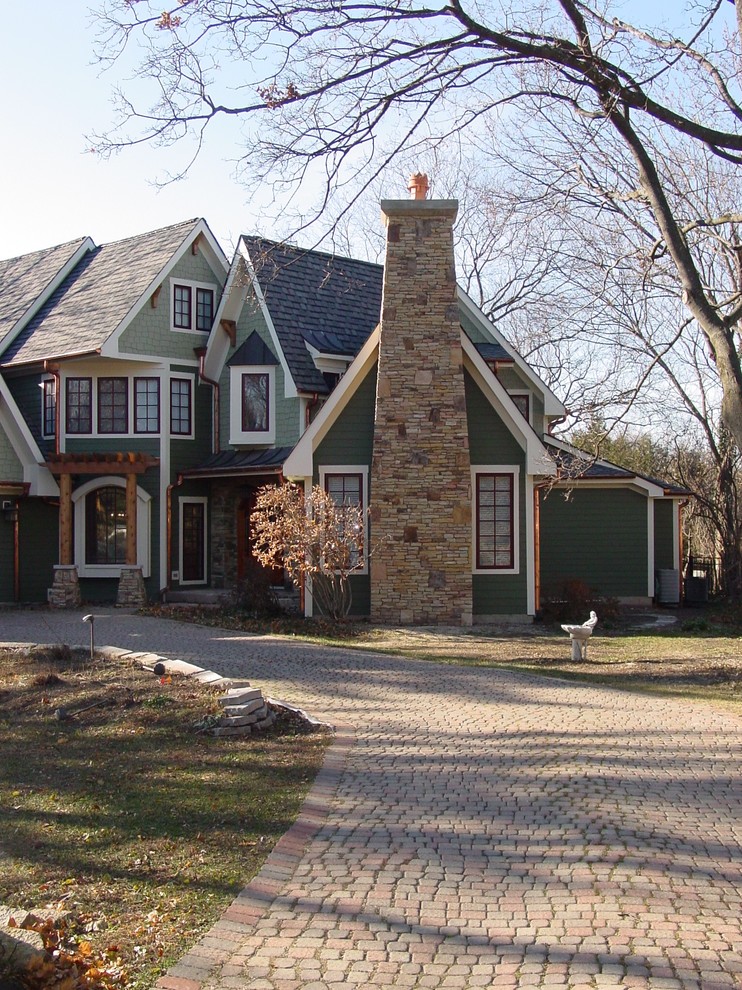 Cette photo montre une très grande façade de maison verte craftsman à un étage avec un revêtement mixte, un toit à deux pans et un toit mixte.