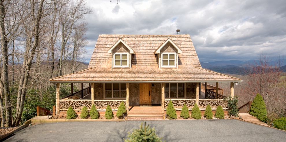 Идея дизайна: двухэтажный, деревянный, серый дом среднего размера в стиле рустика с односкатной крышей