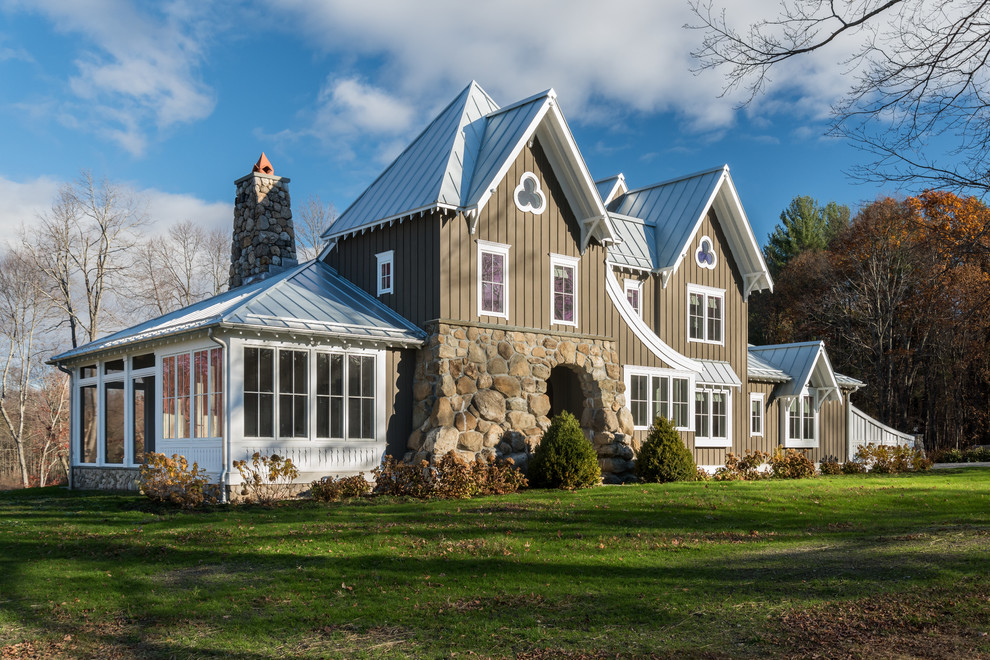 Mittelgroßes, Zweistöckiges Rustikales Haus mit Satteldach, brauner Fassadenfarbe und Blechdach in New York
