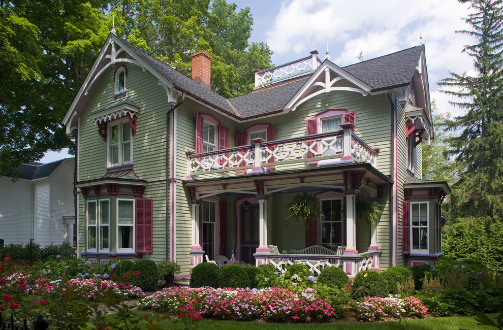 ニューヨークにあるラグジュアリーなヴィクトリアン調のおしゃれな家の外観 (緑の外壁) の写真