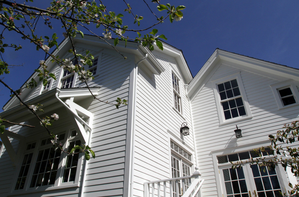 Источник вдохновения для домашнего уюта: большой, двухэтажный, деревянный, белый дом в викторианском стиле с двускатной крышей