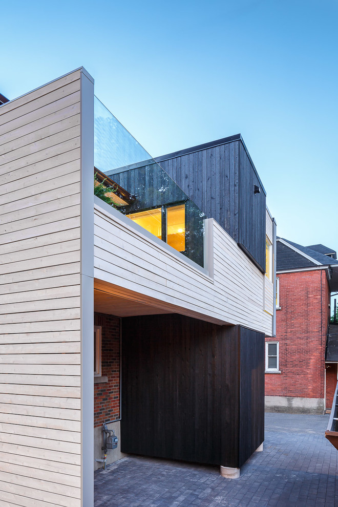 Mittelgroßes, Zweistöckiges Modernes Einfamilienhaus mit Mix-Fassade, bunter Fassadenfarbe, Flachdach und Schindeldach in Ottawa