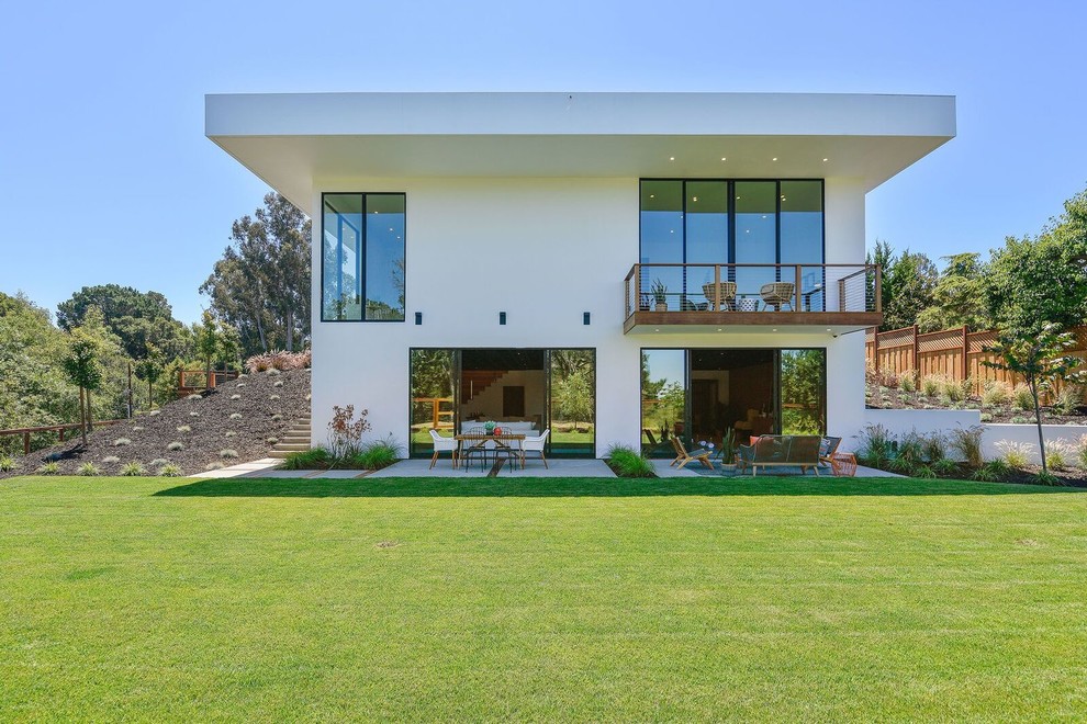 Zweistöckiges Modernes Einfamilienhaus mit weißer Fassadenfarbe und Flachdach in San Francisco