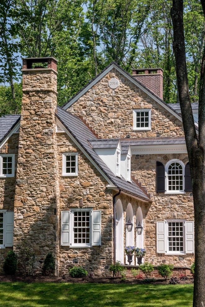 Idées déco pour une grande façade de maison marron classique en pierre à deux étages et plus avec un toit à deux pans et un toit en shingle.