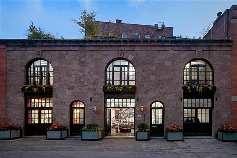 ニューヨークにあるトランジショナルスタイルのおしゃれな家の外観 (石材サイディング) の写真