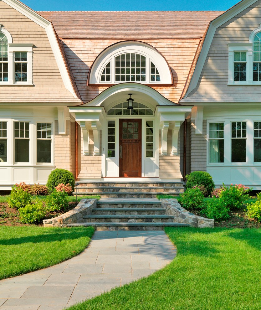 Imagen de fachada de casa clásica de tamaño medio de dos plantas con revestimiento de madera y tejado de teja de madera