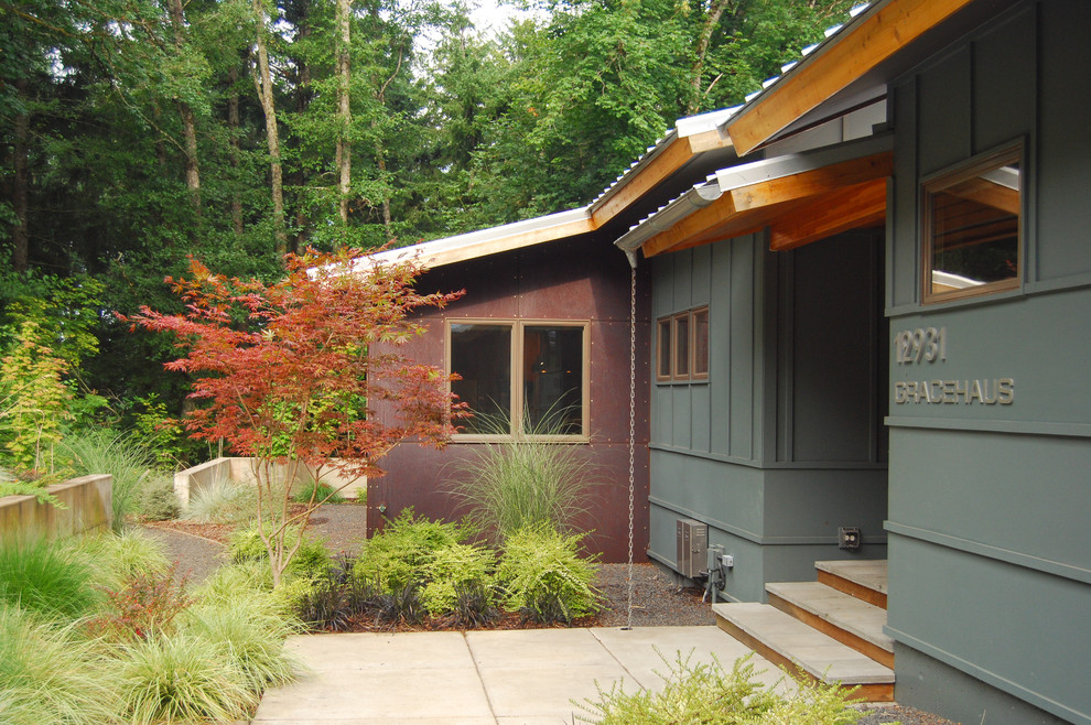 Mittelgroßes, Zweistöckiges Uriges Haus mit Mix-Fassade, Satteldach und grüner Fassadenfarbe in Portland