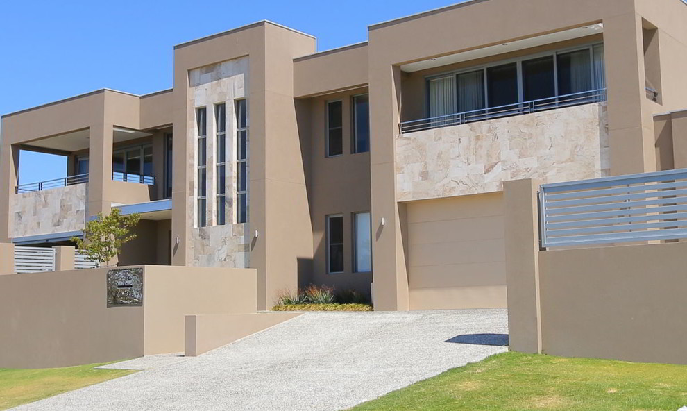 Immagine della villa grande beige contemporanea a due piani con rivestimento in cemento e tetto piano