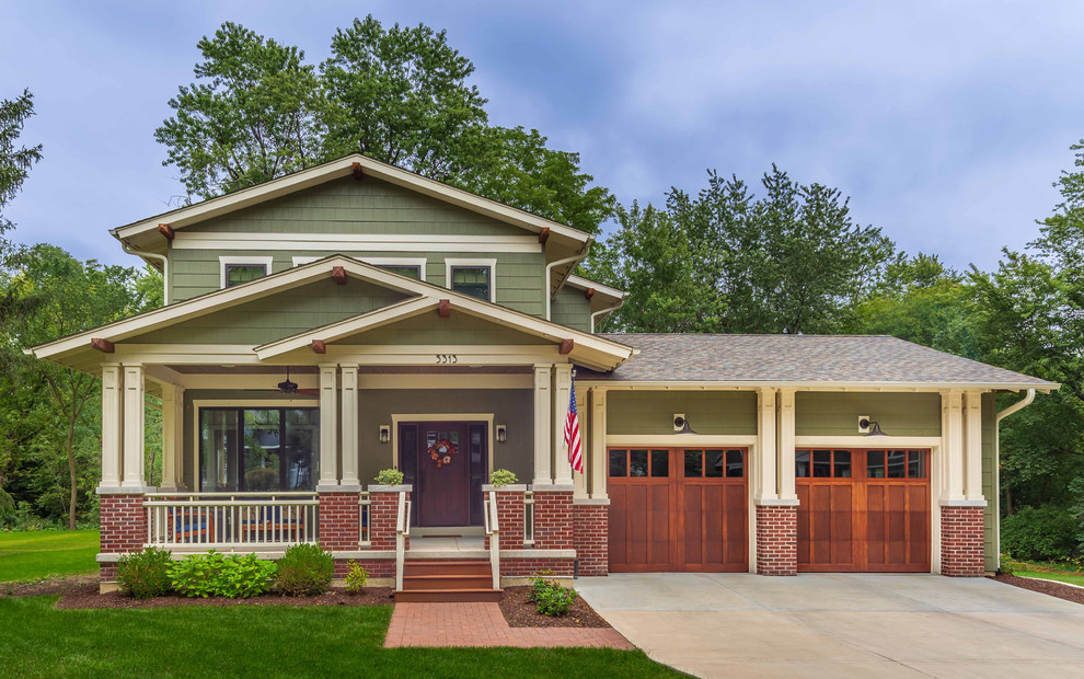 Mittelgroßes, Zweistöckiges Klassisches Einfamilienhaus mit Faserzement-Fassade, grüner Fassadenfarbe, Satteldach, Schindeldach, grauem Dach und Schindeln in Chicago