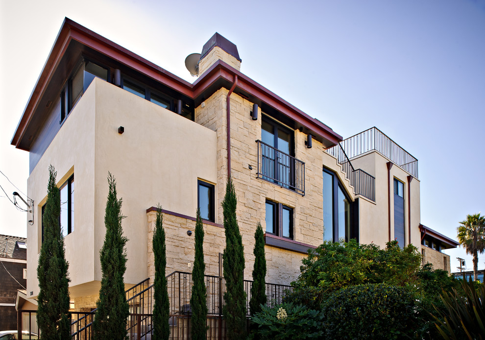 На фото: белый частный загородный дом в современном стиле с комбинированной облицовкой и плоской крышей с