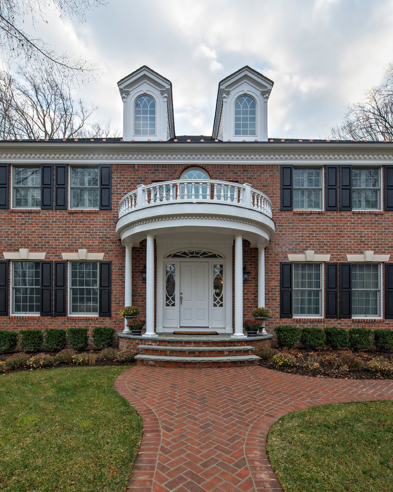 Пример оригинального дизайна: двухэтажный, кирпичный, красный дом в классическом стиле