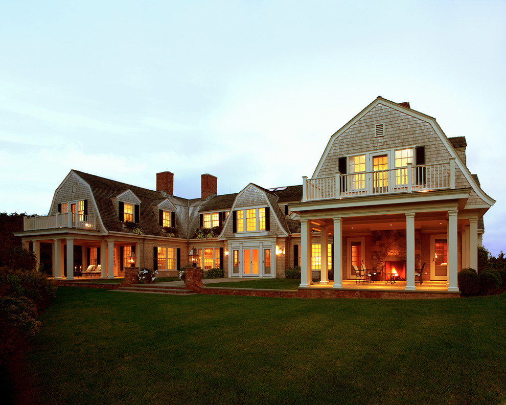 Стильный дизайн: огромный, двухэтажный, деревянный дом в классическом стиле - последний тренд
