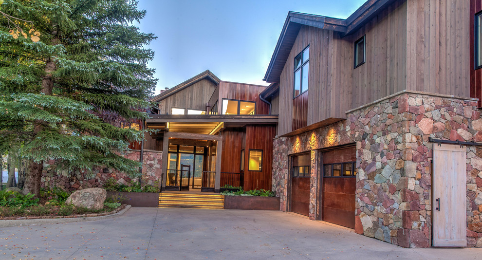 Large rustic two floor house exterior in Denver with mixed cladding.