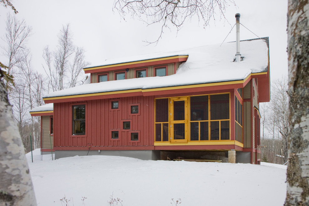 Inspiration pour une façade de maison rouge rustique en bois de taille moyenne et à un étage.