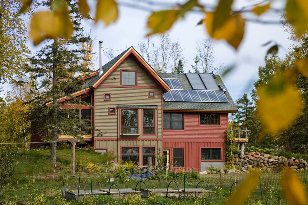 Mittelgroße, Zweistöckige Landhaus Holzfassade Haus mit roter Fassadenfarbe in Minneapolis