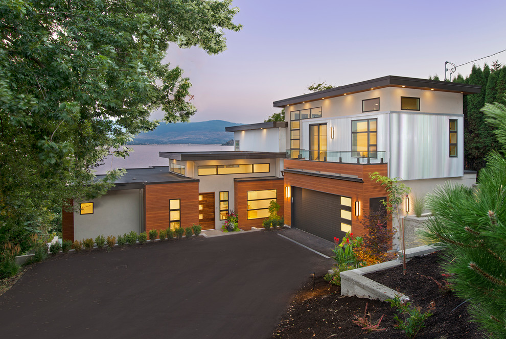 Diseño de fachada de casa multicolor contemporánea a niveles con revestimientos combinados y tejado plano