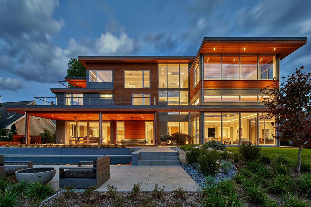 Стильный дизайн: двухэтажный, деревянный частный загородный дом в современном стиле с плоской крышей - последний тренд