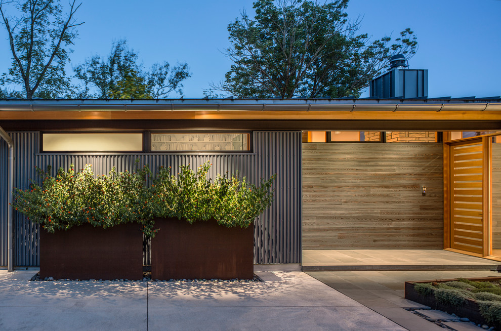 Идея дизайна: двухэтажный, синий частный загородный дом среднего размера в современном стиле с облицовкой из металла, плоской крышей и металлической крышей