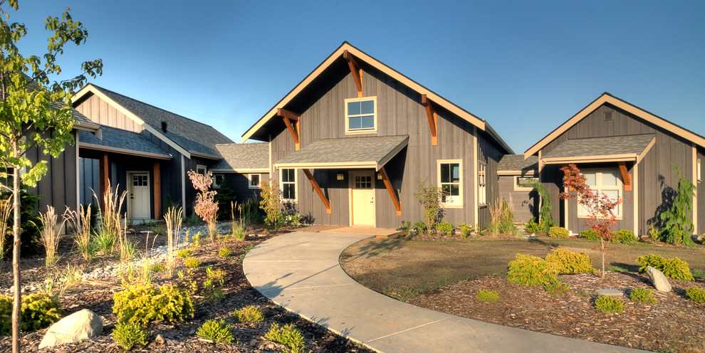 Cette photo montre une grande façade de maison grise craftsman en bois de plain-pied avec un toit à deux pans.