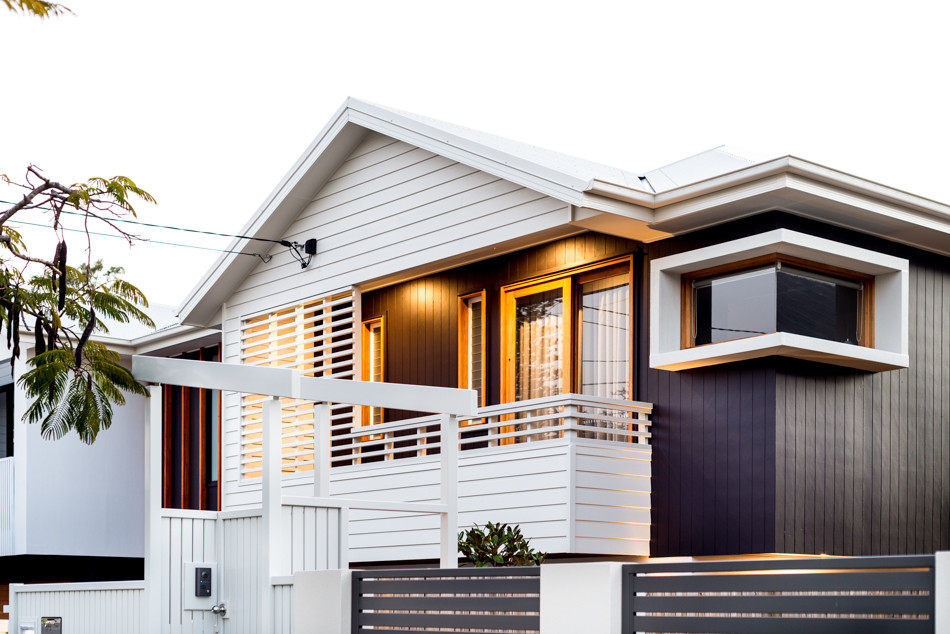 Zweistöckige Nordische Holzfassade Haus mit grauer Fassadenfarbe in Brisbane