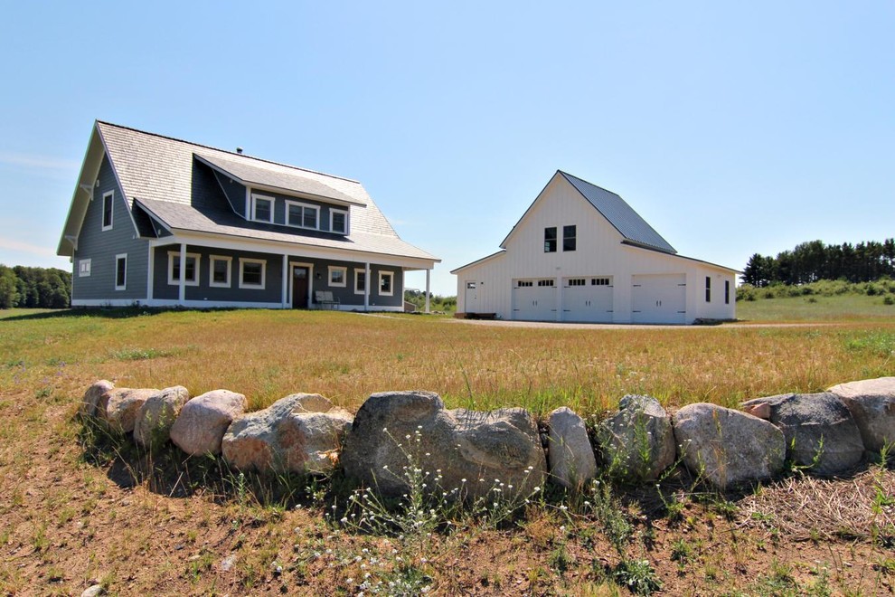 Exemple d'une façade de maison grise craftsman en panneau de béton fibré de taille moyenne et à un étage avec un toit à deux pans.