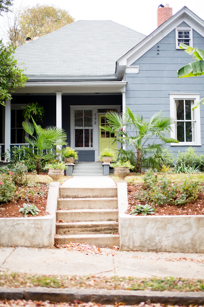 Mittelgroßes, Zweistöckiges Klassisches Einfamilienhaus mit Vinylfassade, blauer Fassadenfarbe, Satteldach und Schindeldach in Atlanta