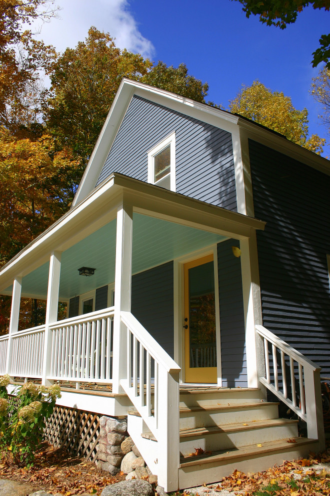Cette image montre une façade de maison rustique en bois de taille moyenne et à un étage.