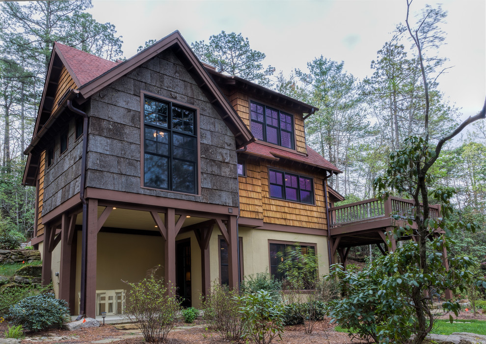 Imagen de fachada de casa marrón de estilo americano de tamaño medio de tres plantas con revestimiento de madera, tejado a dos aguas y tejado de teja de madera