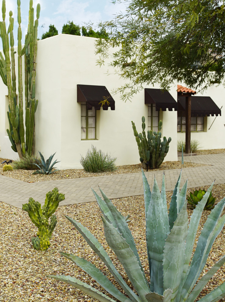 Einstöckiges Einfamilienhaus mit Lehmfassade, weißer Fassadenfarbe, Flachdach und Misch-Dachdeckung in Phoenix